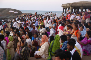 Indian pilgrims wait for the sunrise at Kanniyakmari, Tamil Nadu, India. Creative commons image by Patrik M. Loeff