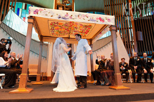 A Jewish couple celebrates their wedding ceremony in 2011. Creative commons image by Krista Guenin